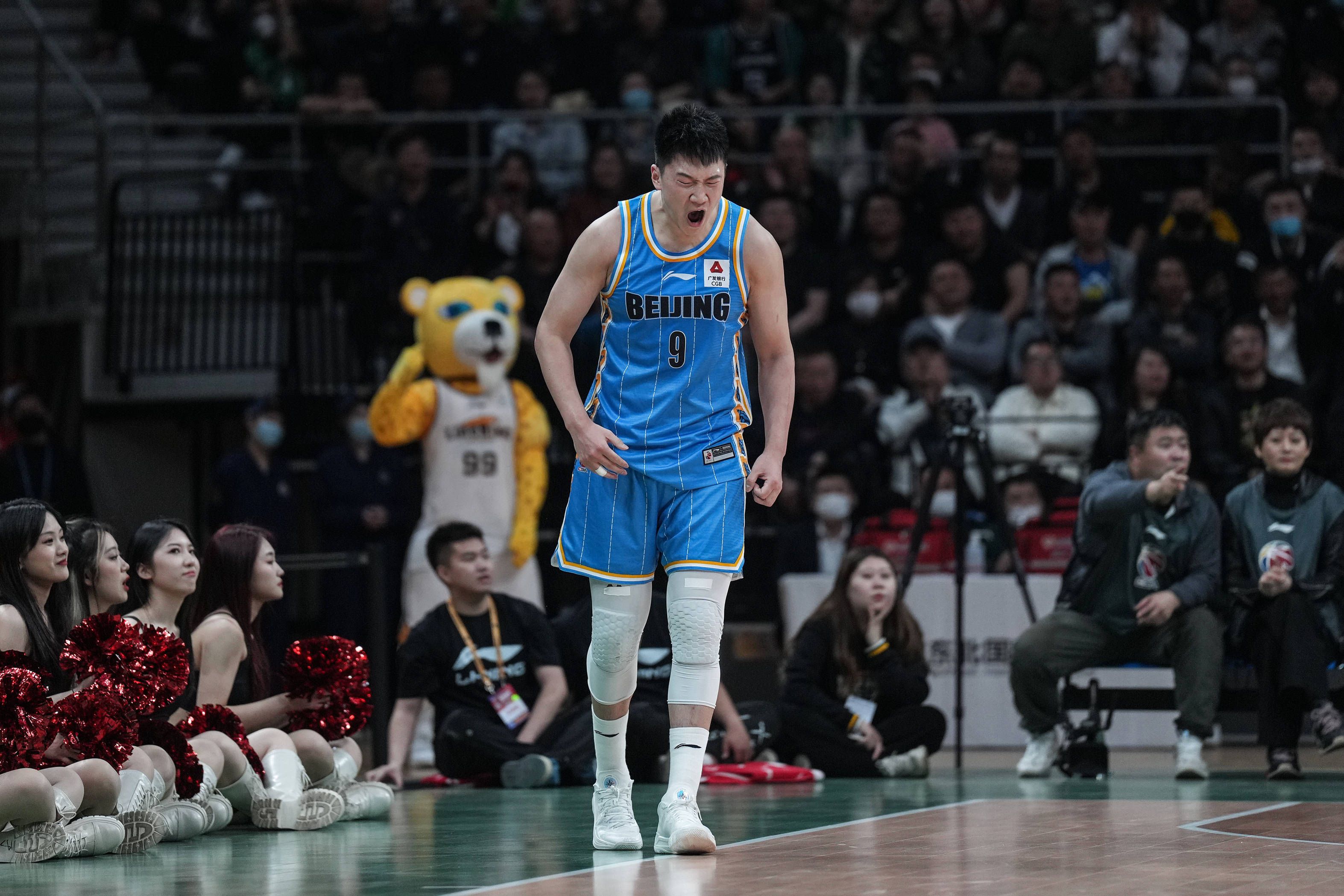 洪五还给自己找补，嘿嘿笑道：见笑了叶大师，我这用刀刻字不习惯，丑了点......叶辰嗤笑一声，问：你说实话，你读过几年书？洪五哈哈一笑，说：书读了好几年呢，小学好歹毕业了，不过小学六年没好好学倒是真的......叶辰点点头，说：也好，你要是给他刻得太好看了，反而便宜他了。
